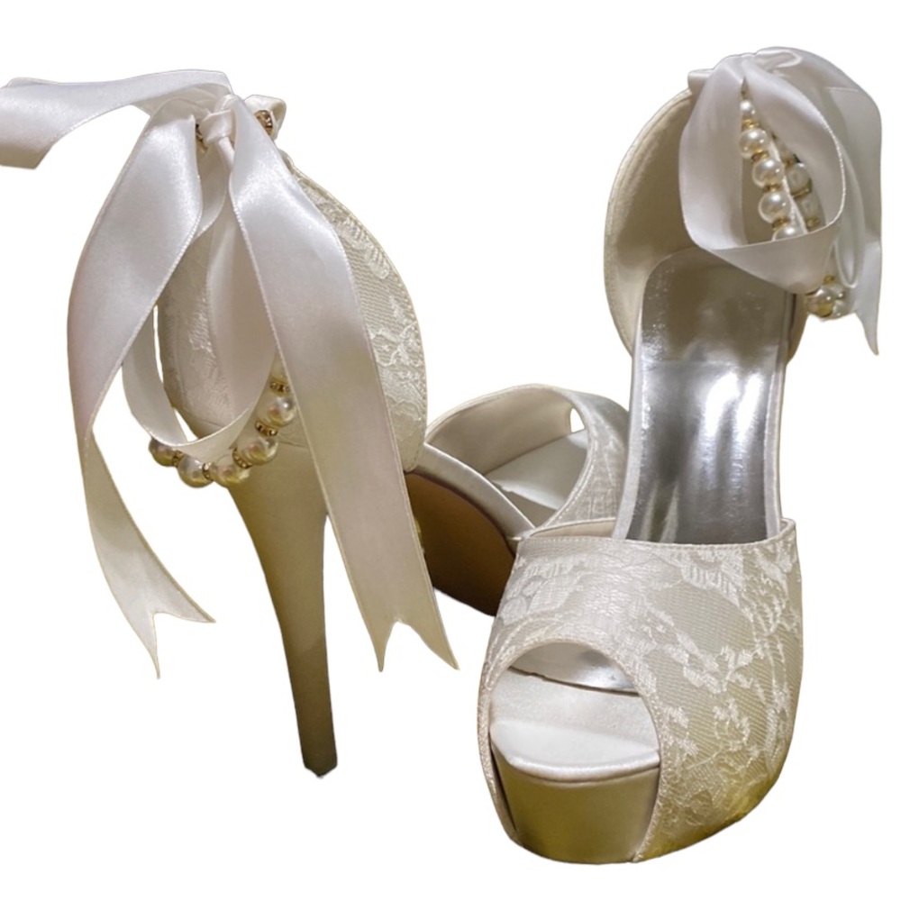 Womens lace, pearl wedding shoes. NIB